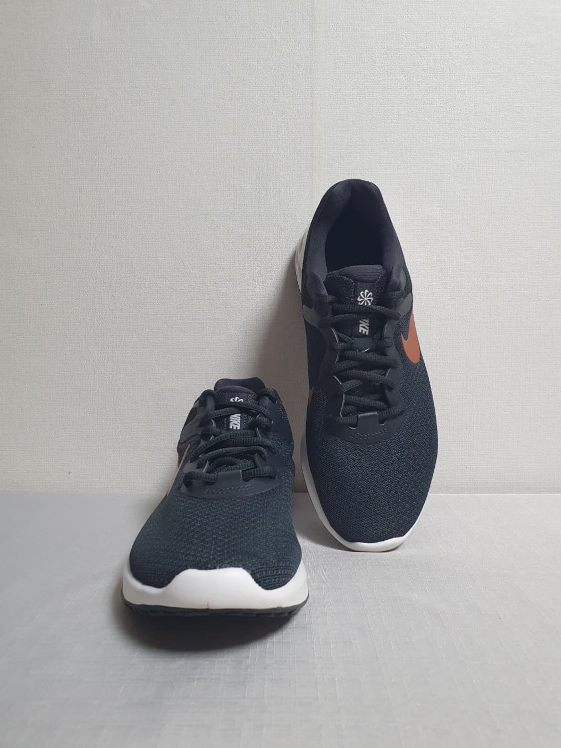 나이키 레볼루션6 다크스모크 그레이 NN 메탈릭코퍼 250mm 상품이미지2