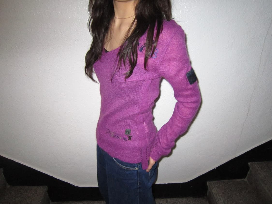 디젤 모헤어 브이넥 니트 로고 레터링 자수 디테일 슬림핏 퍼플 상품이미지1