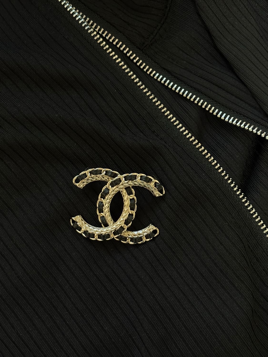 샤넬 정품 cc로고 업사이클링 메탈 레더 골드 브로치 상품이미지4