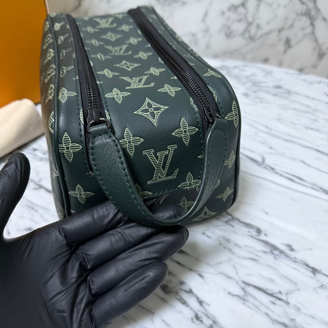 루이비통 이클립스 쉐도우 돕키트 파우치 클러치 상품이미지4