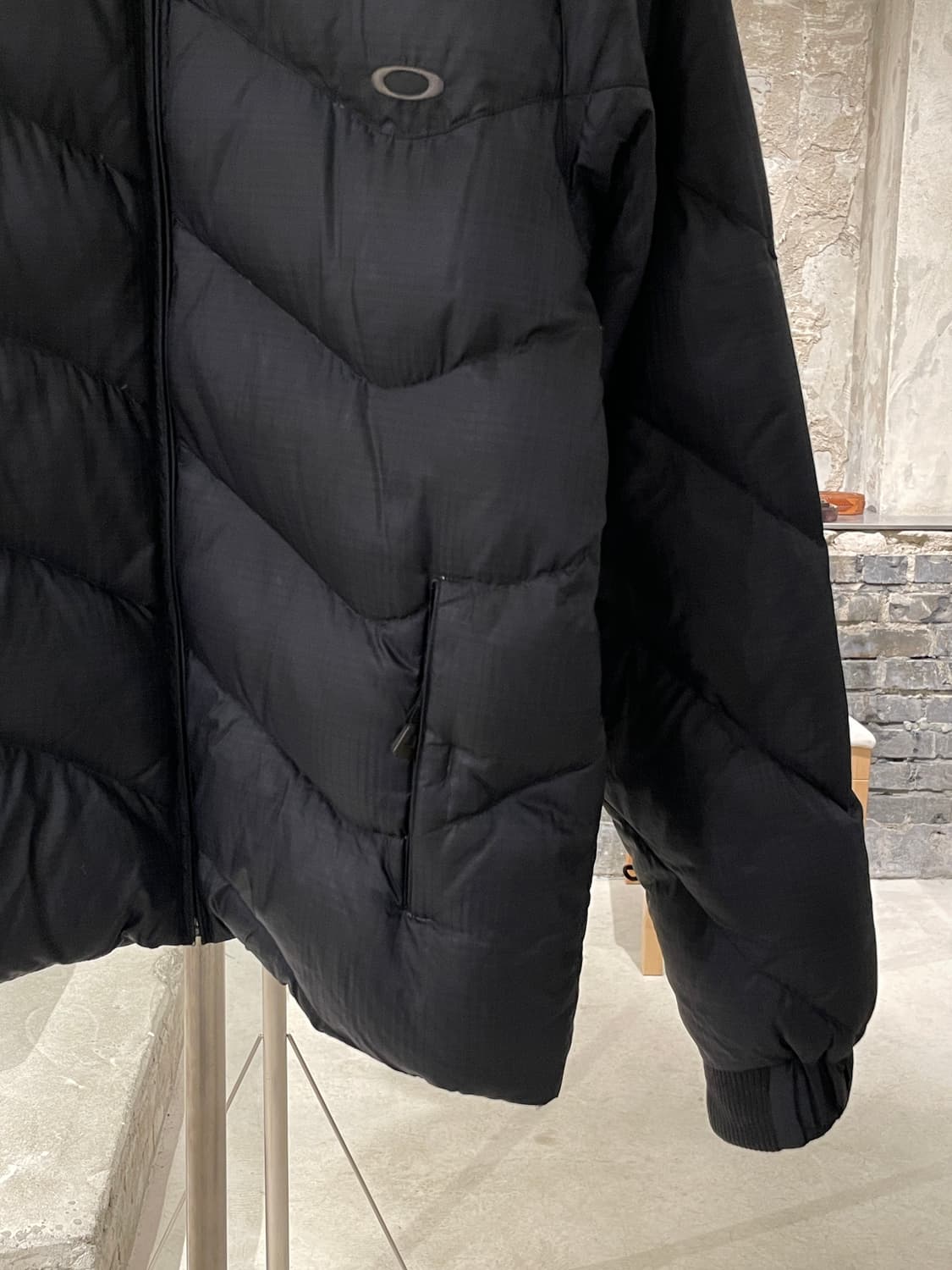 오클리 00’s 블랙 로고 덕 다운 패딩 상품이미지5