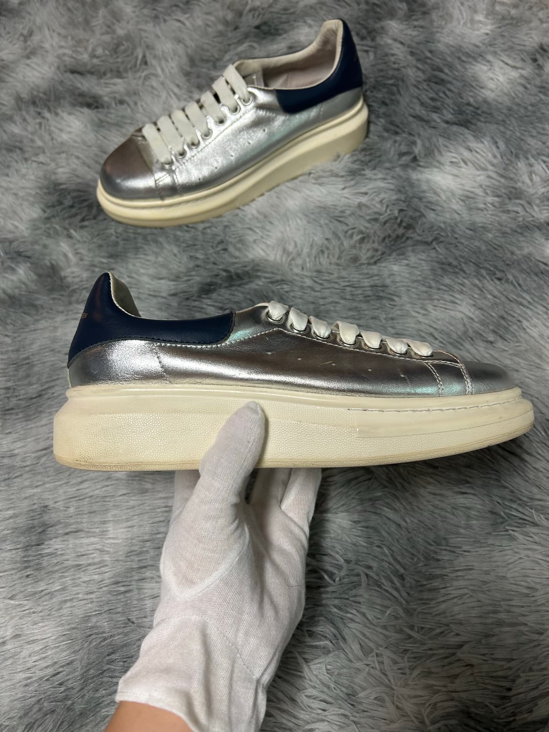 [41 size] 알렉산더 맥퀸 오버솔 스니커즈 실버/네이비 상품이미지4