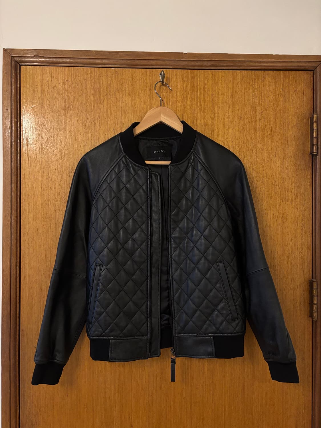 온앤온 블랙 퀼팅 가죽 봄버 자켓 상품이미지1