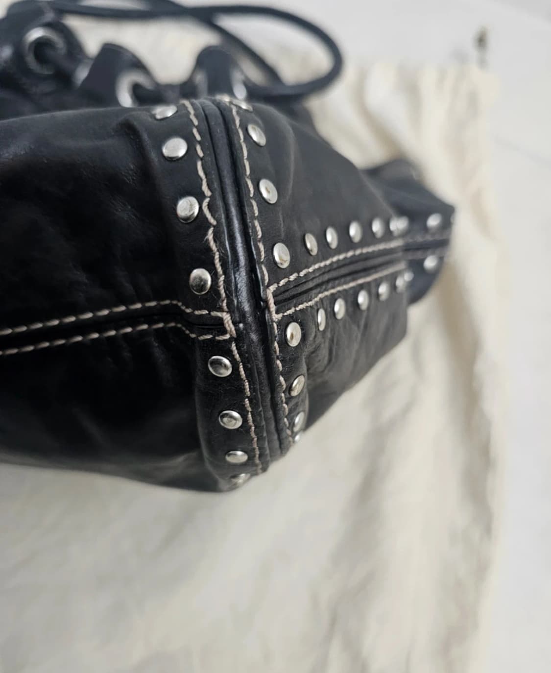 마이클 코어스 블랙 스터드 토트백 상품이미지4