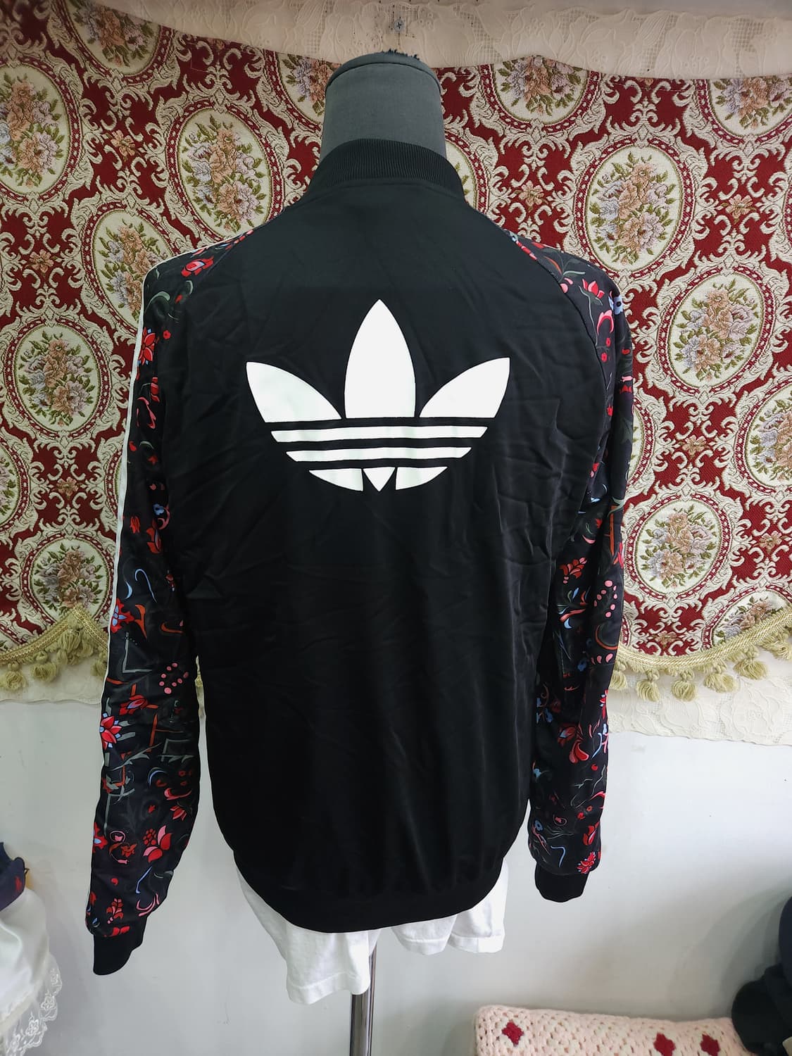 아디다스 슈퍼스타 트랙탑 져지 플라워 패턴 소매

 상품이미지7