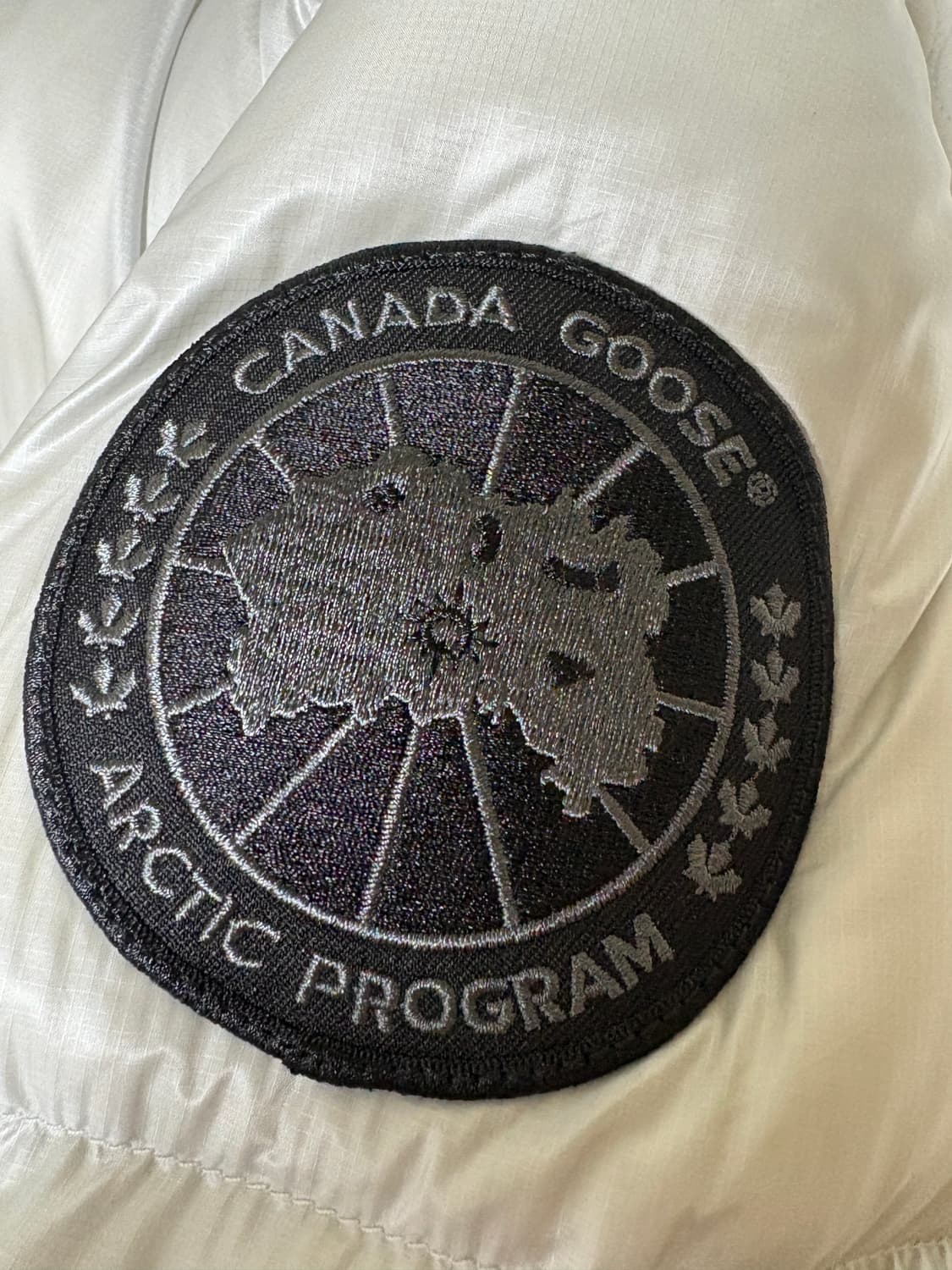 [L,105]캐나다구스 크로프톤 푸퍼 블랙라벨 패딩 국내매장판 정품 상품이미지3