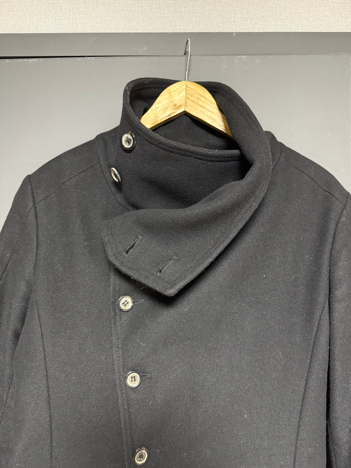 Zara black-tag 사선 하이넥 코트 상품이미지5