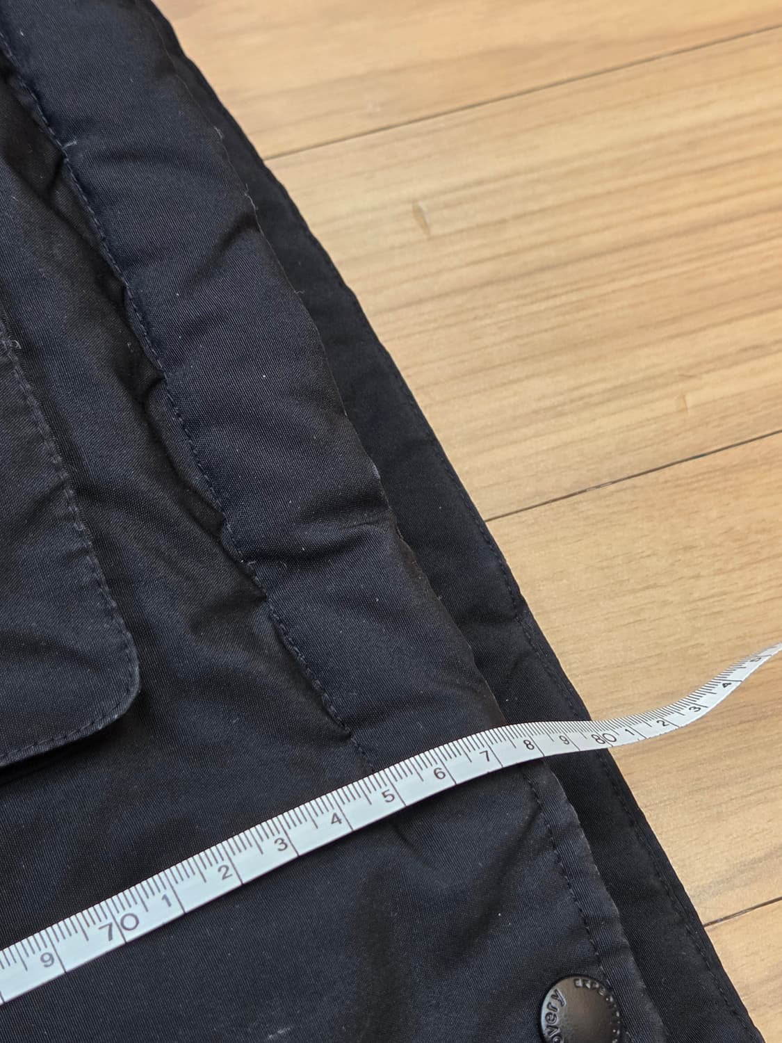 디스커버리 익스페디션 남성 블랙 패딩 95사이즈입니다. 후드에 털이 달려 상품이미지6