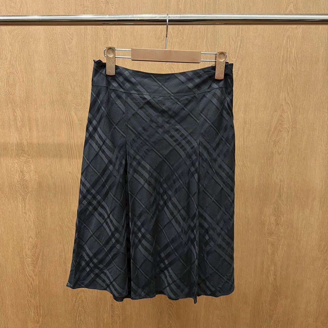 버버리 런던 미디 스커트 노바 체크 패턴 턱 디테일 플레어핏 블랙 상품이미지2
