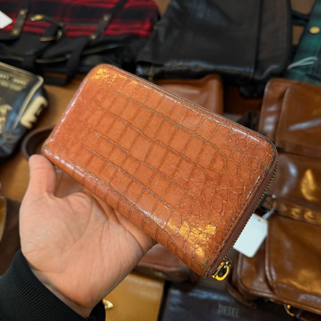 미우미우 악어가죽 패턴 레더 장지갑 상품이미지2