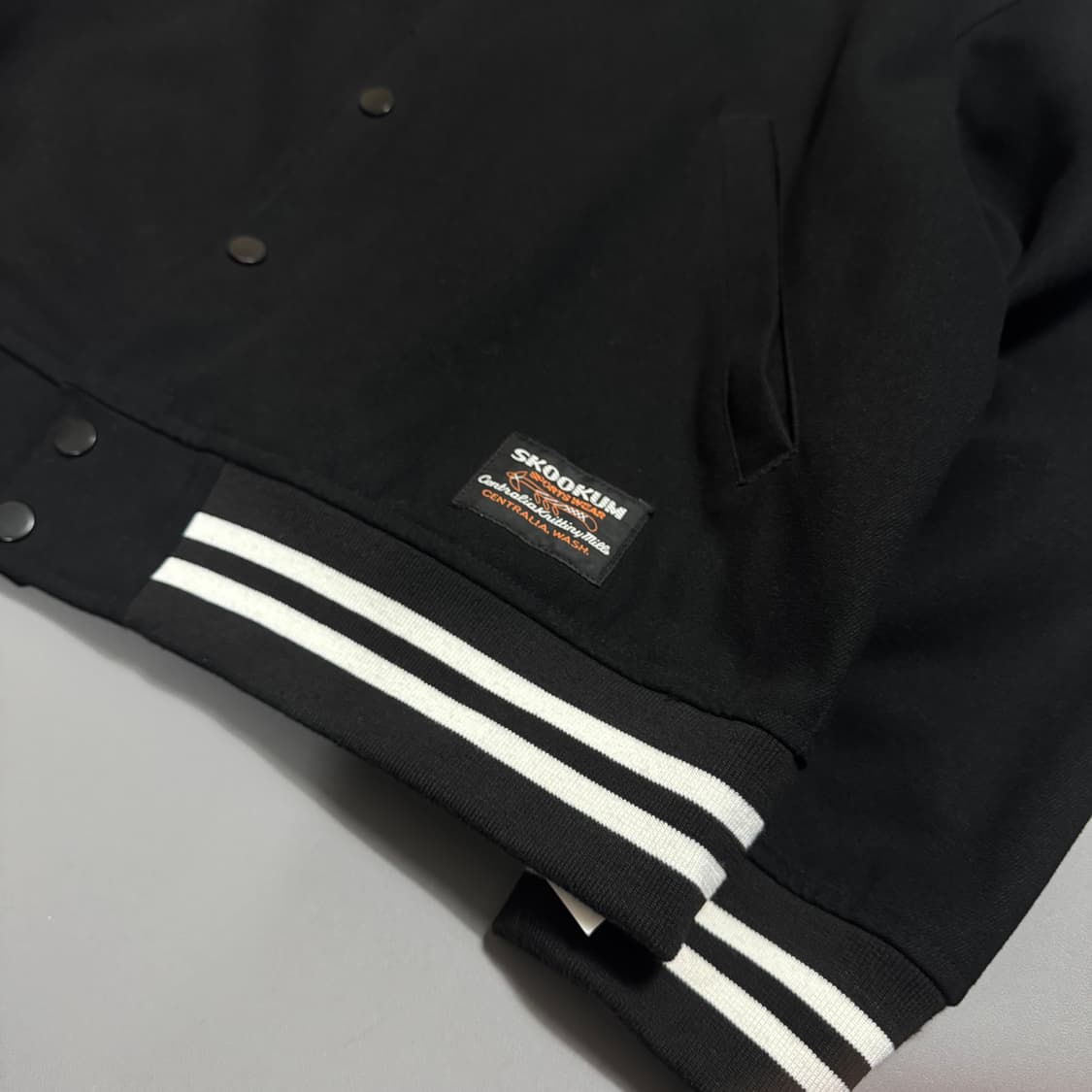 VANSON x 잭로즈 x SKOOKUM 블랙 패치 로고 울 블루종 자켓 상품이미지4