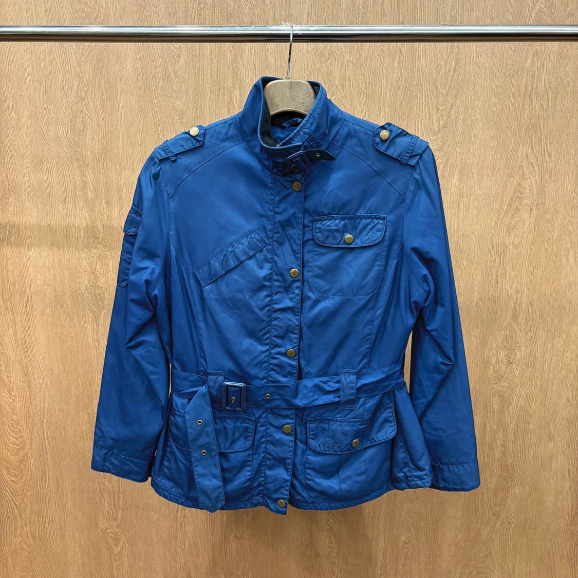 바버 야상 자켓 견장 멀티 포켓 로고 자수 벨트 디테일 레귤러핏 블루 상품이미지2