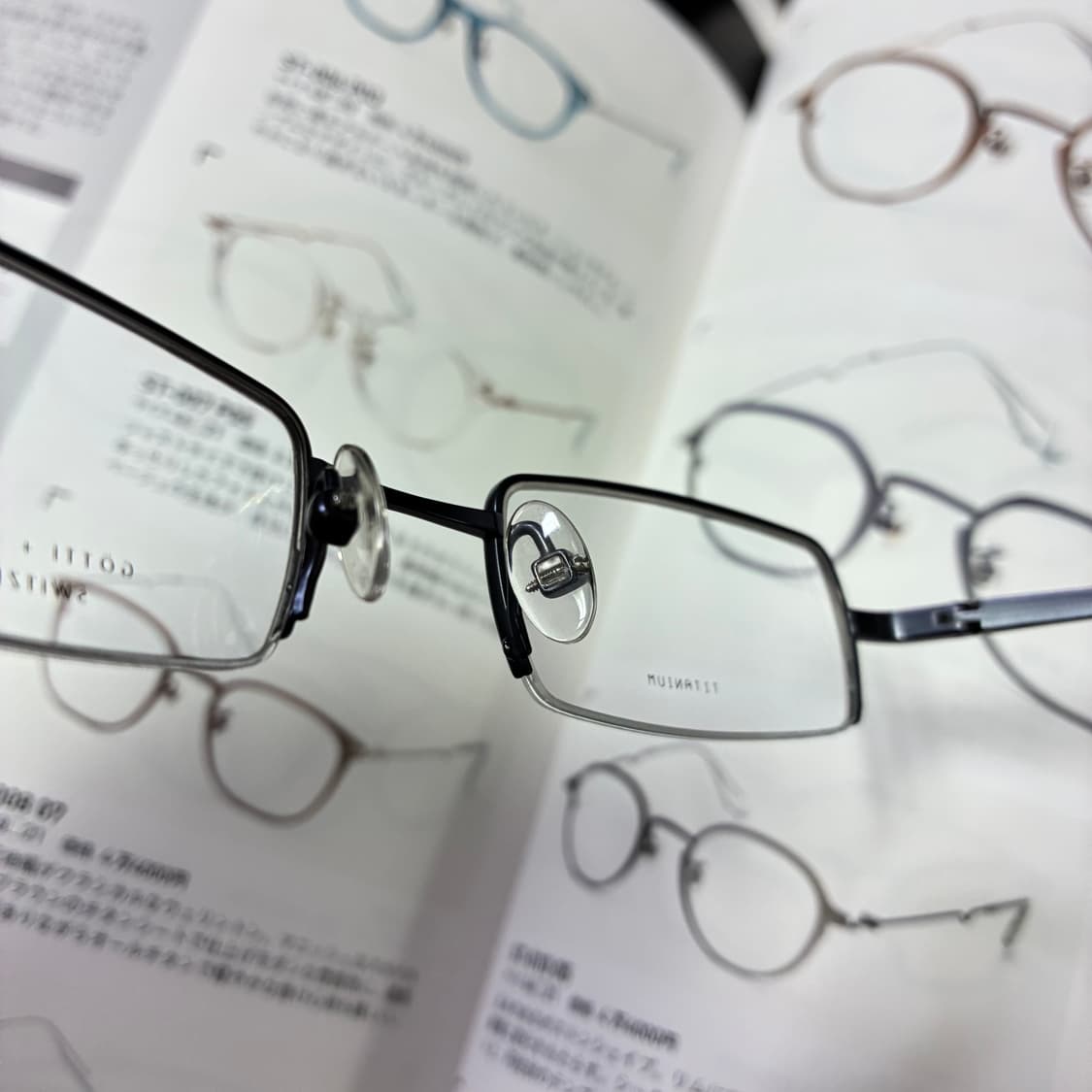 GOTTI 고티 티타늄 네이비 반무테 안경 상품이미지8