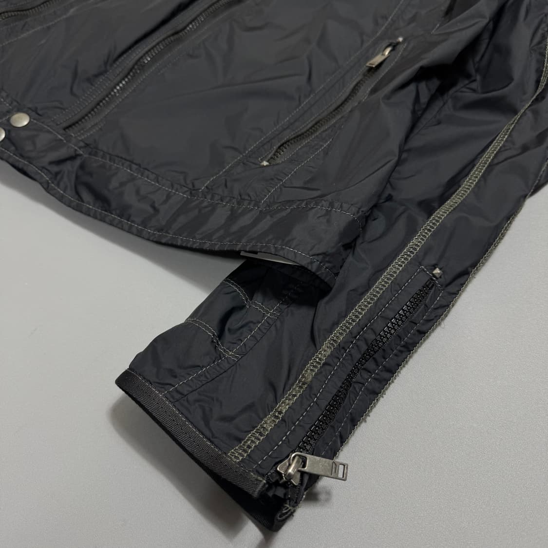 디젤(DIESEL) 블랙컬러 스티치 테크니컬 나일론 라이더스 자켓 상품이미지8