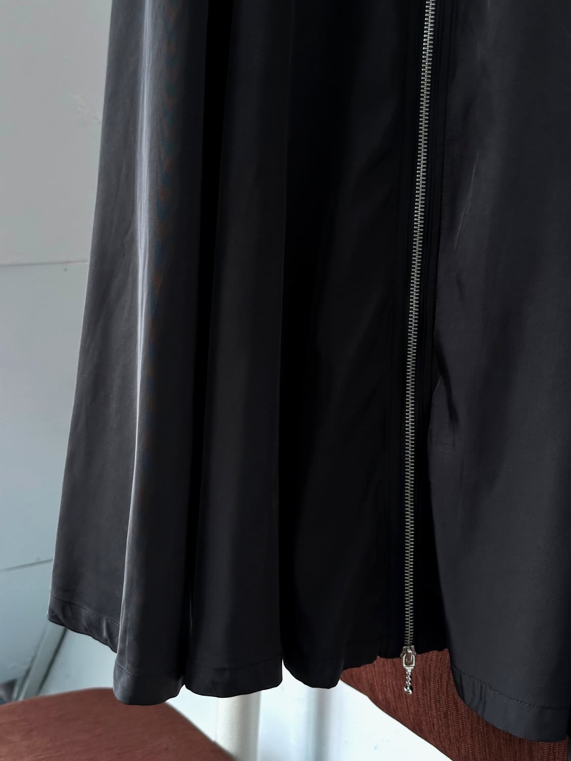 Silky fabric front zip design skirt 상품이미지5