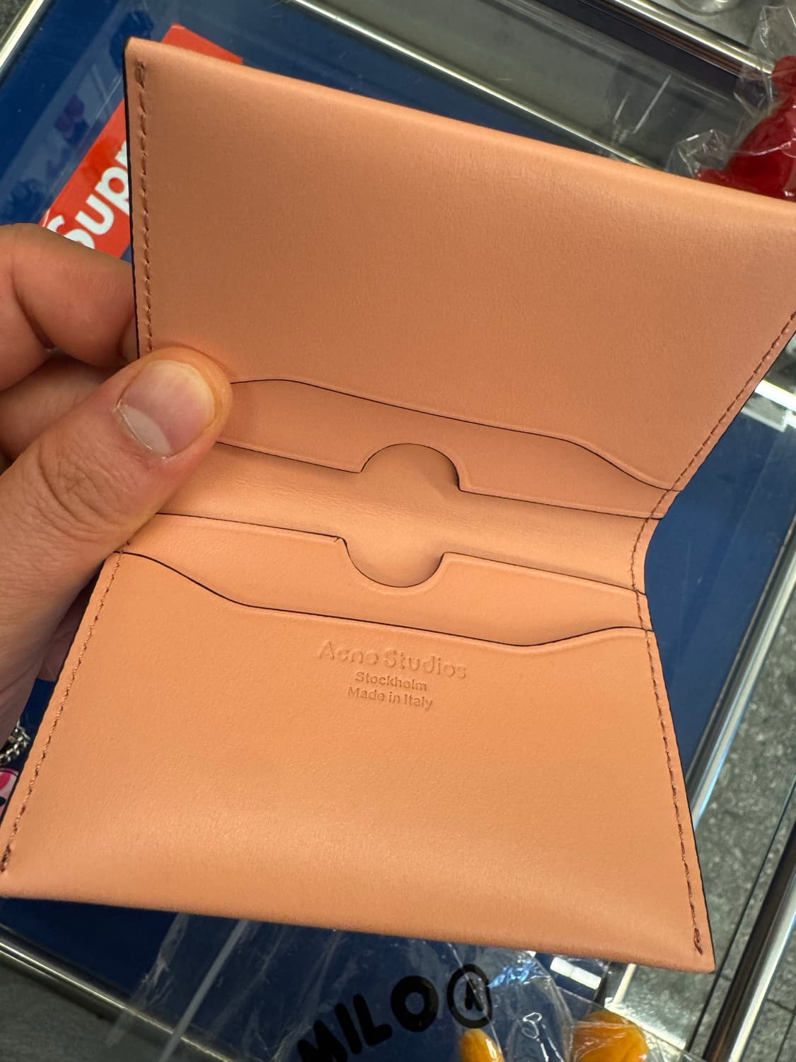 아크네 스튜디오 폴디드 레더 지갑 미시착 처분  상품이미지2