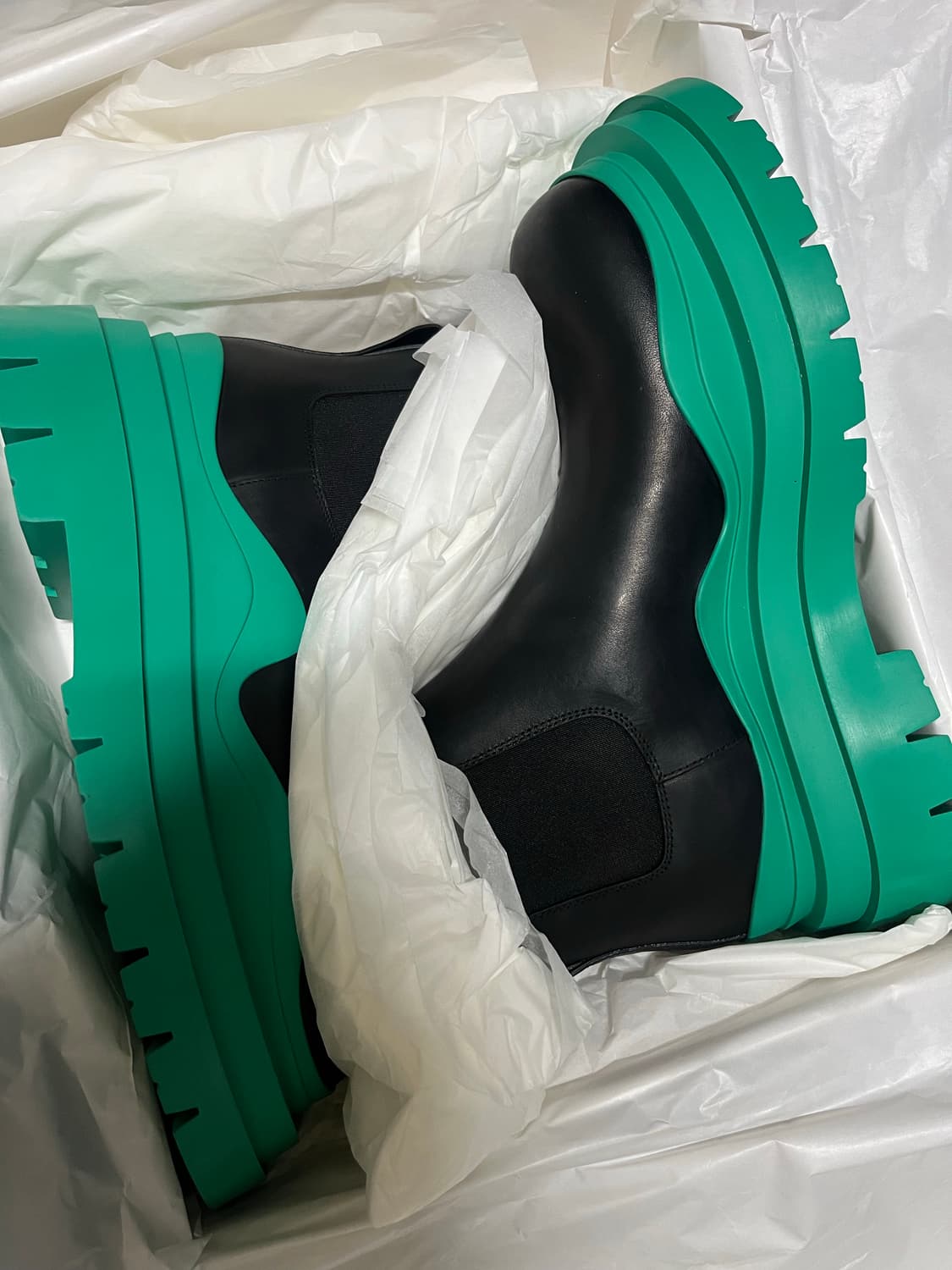 보테가 베네타 타이어 앵클 첼시 부츠 블랙 에시드 터콰이즈 상품이미지1