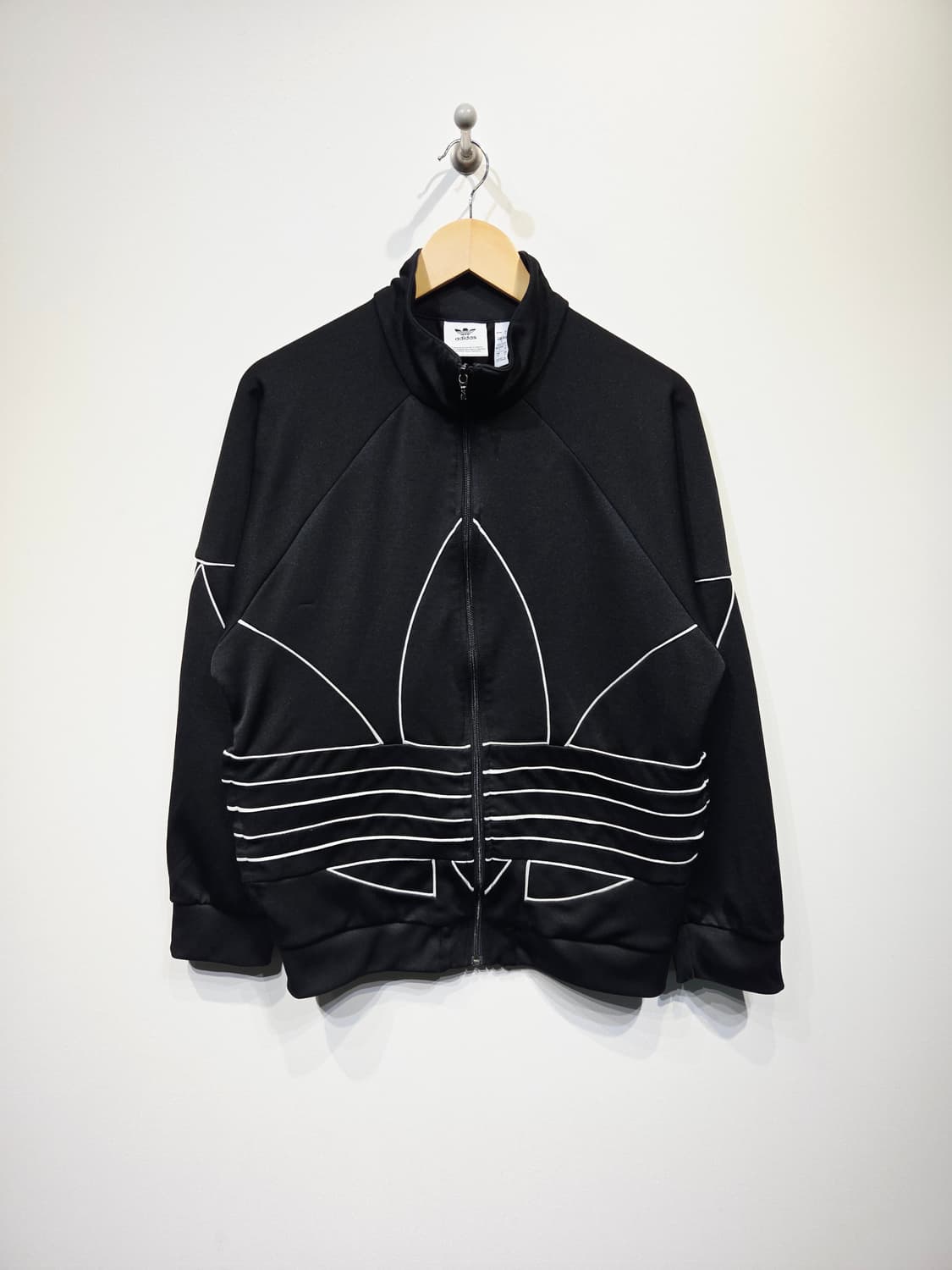 아디다스 오리지널스 빅 트레포일 아웃라인 트랙탑 블랙 상품이미지2