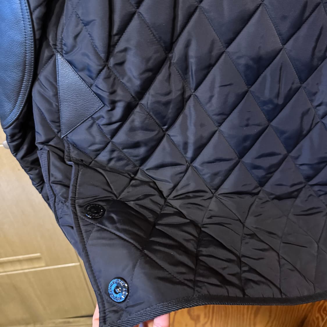 버버리 퀼팅 자켓 판매 합니다. 상품이미지10
