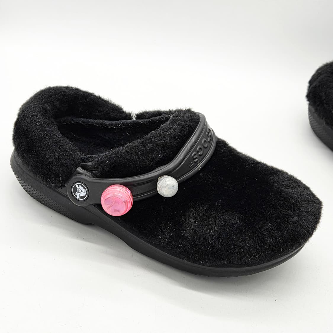 크록스 클래식 퍼 슈어 클로그 블랙 (M6 W8) 상품이미지3