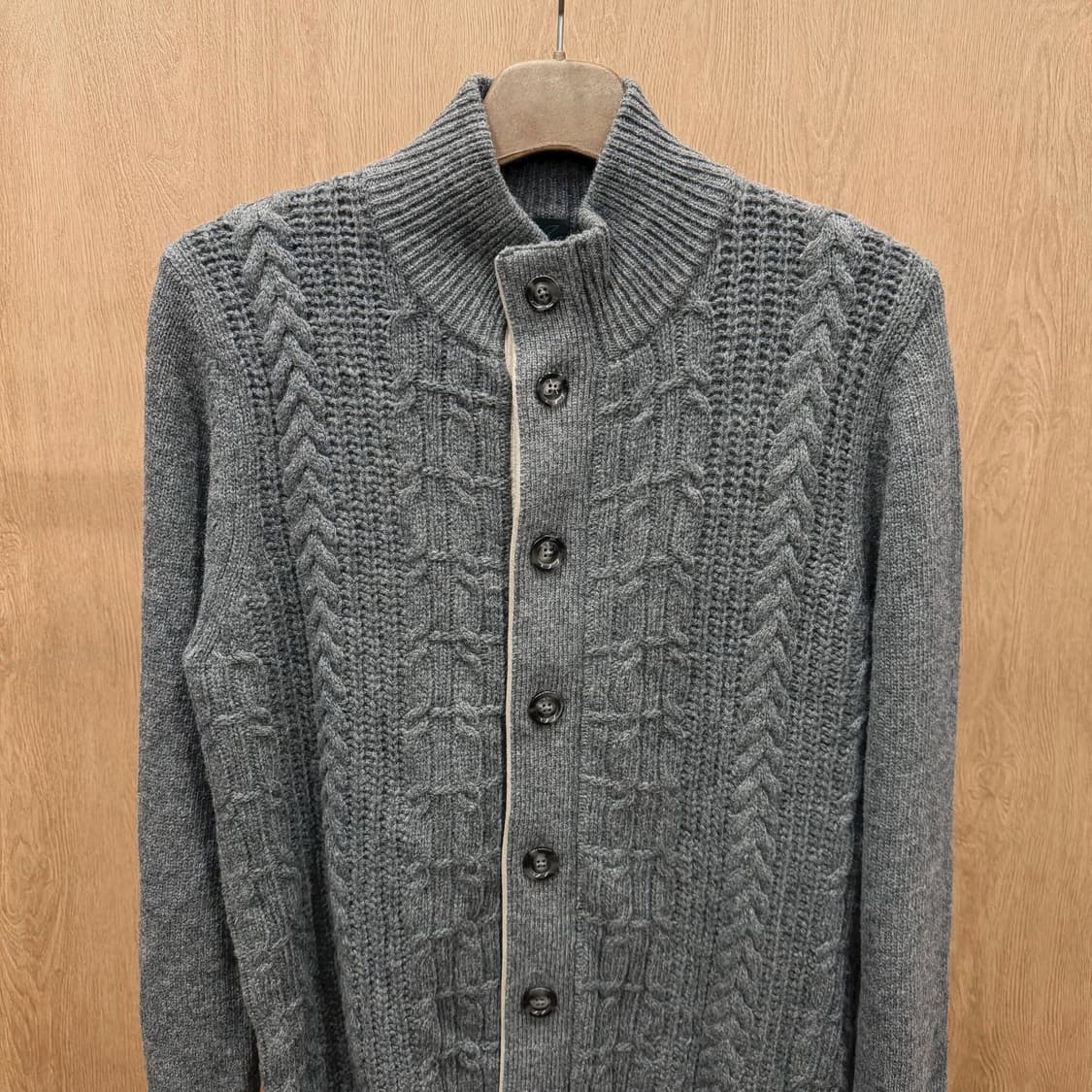 헨리 코튼 하이넥 케이블 니트 가디건 버튼업 디테일 레귤러핏 그레이 상품이미지4