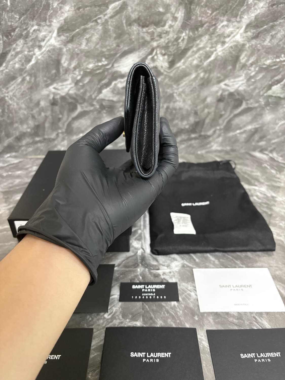 입생로랑 엔벨로프 마틀라세 금장로고 반지갑 상품이미지4