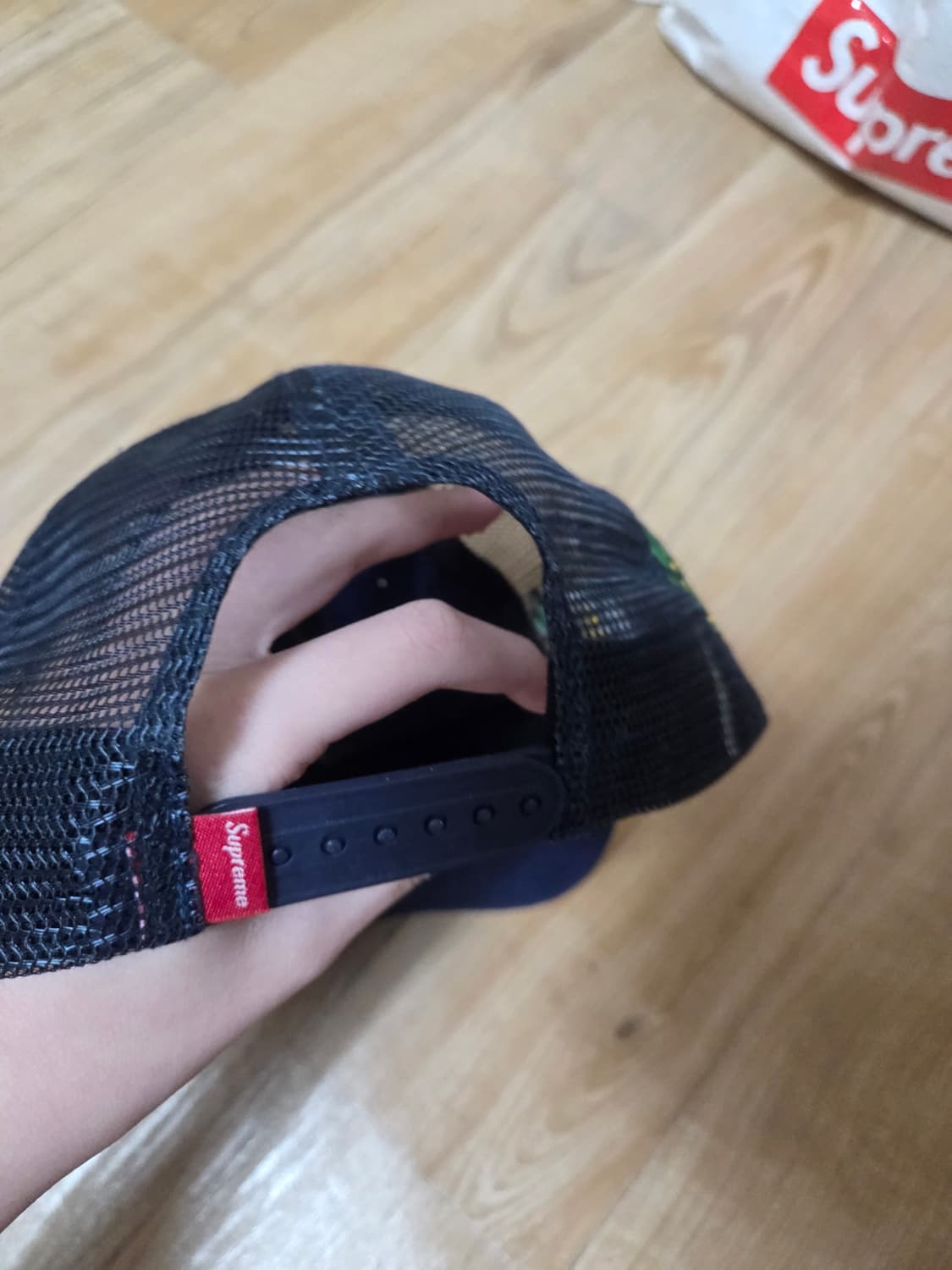 슈프림 크레스트 메쉬 백 6-패널 네이비 - 25FW 상품이미지2