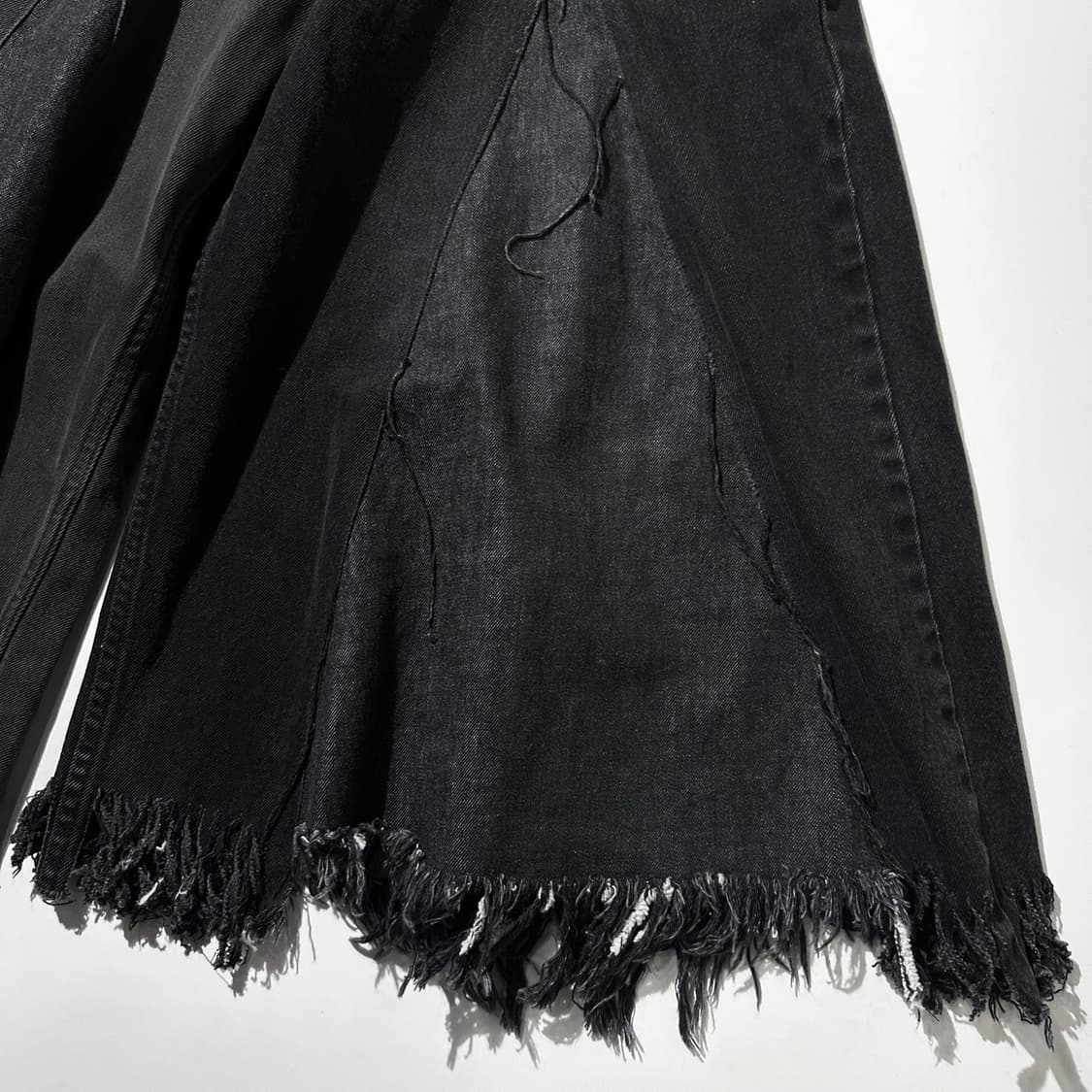 나나서카 버티컬리 컷 프린지 와이드 데님 팬츠 상품이미지6