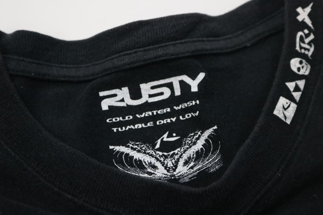 RUSTY 러스티 빈티지 스트리트 넥라인 락시크 프린팅 긴팔티셔츠 상품이미지5