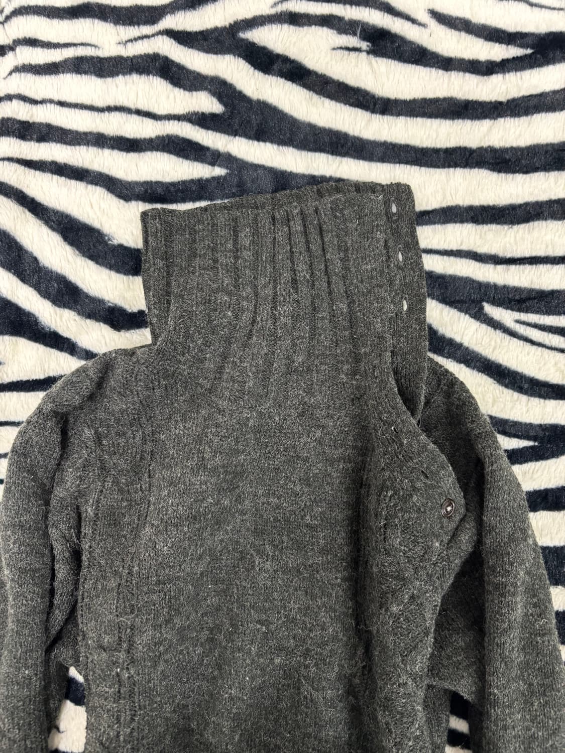 High Neck Design Button Detail Knit Slee 상품이미지6