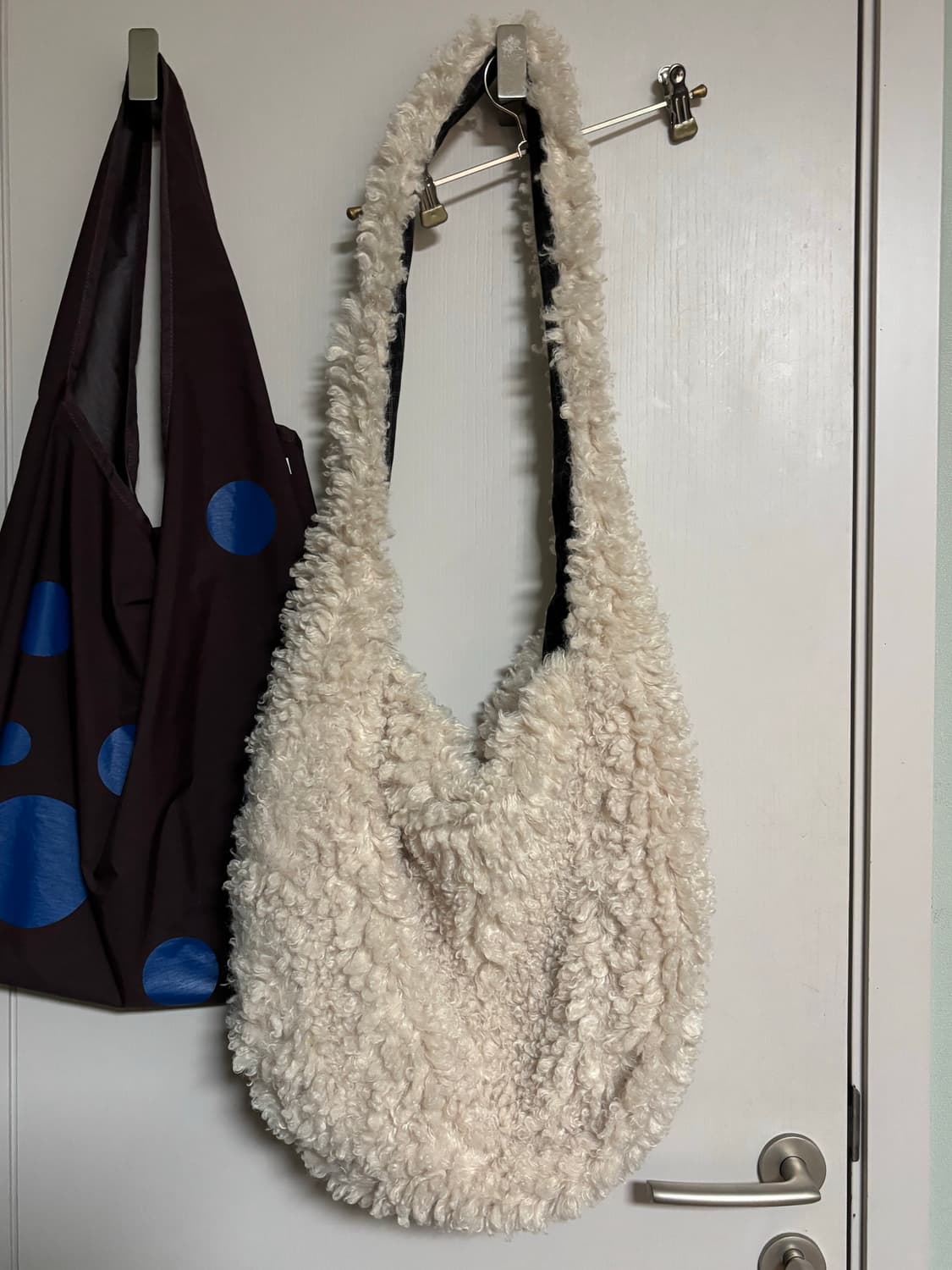 노컨텐츠 플러피 크로스 백 _ 아이보리 / 구매가 98,000 상품이미지6