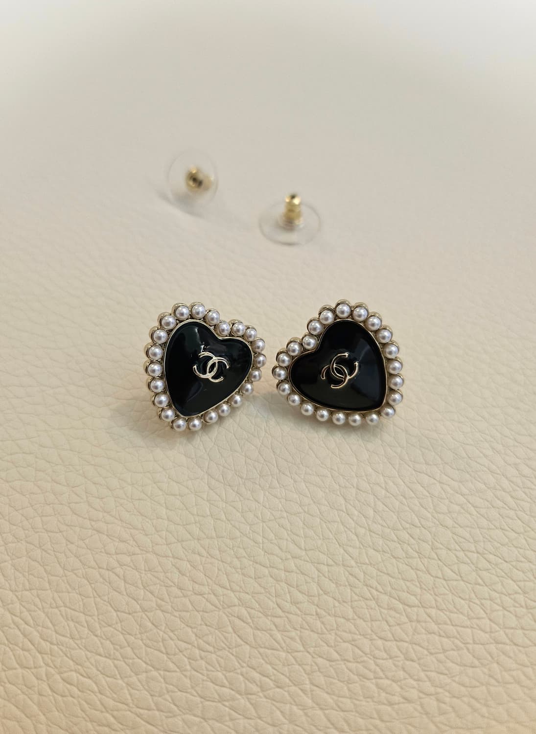 샤넬 블랙하트 진주장식 CC로고 귀걸이 업사이클링 상품이미지6