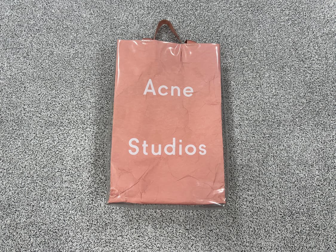 아크네스튜디오 페이퍼PVC 토트백 상품이미지1