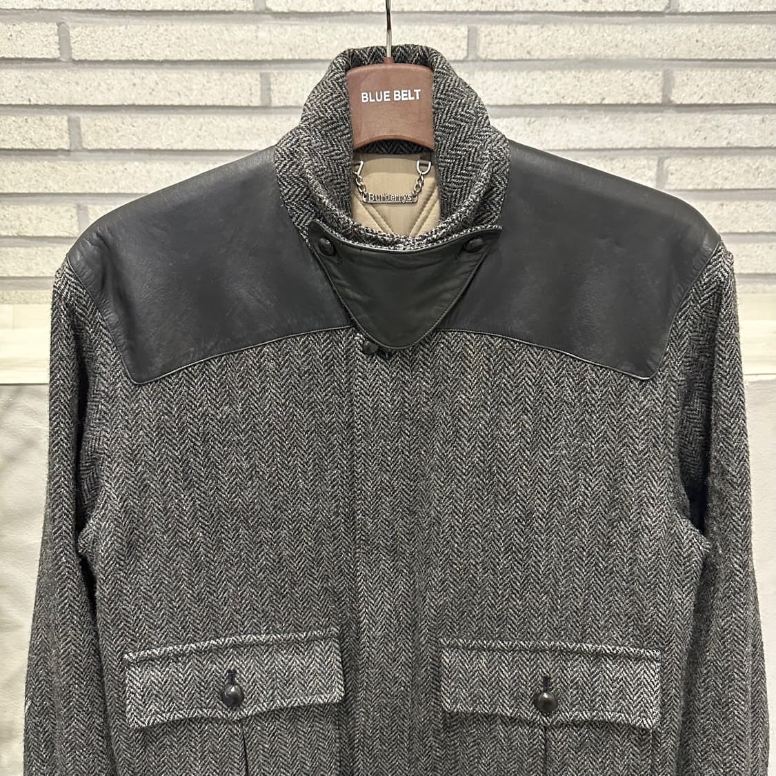 버버리 헤링본 울 자켓 레더 숄더 요크 투포켓 하이넥 디테일 그레이 상품이미지4