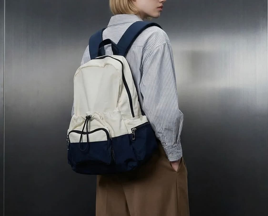 아이보리 색상과 네이비 색상이 배색된 스트링 백팩 상품이미지8