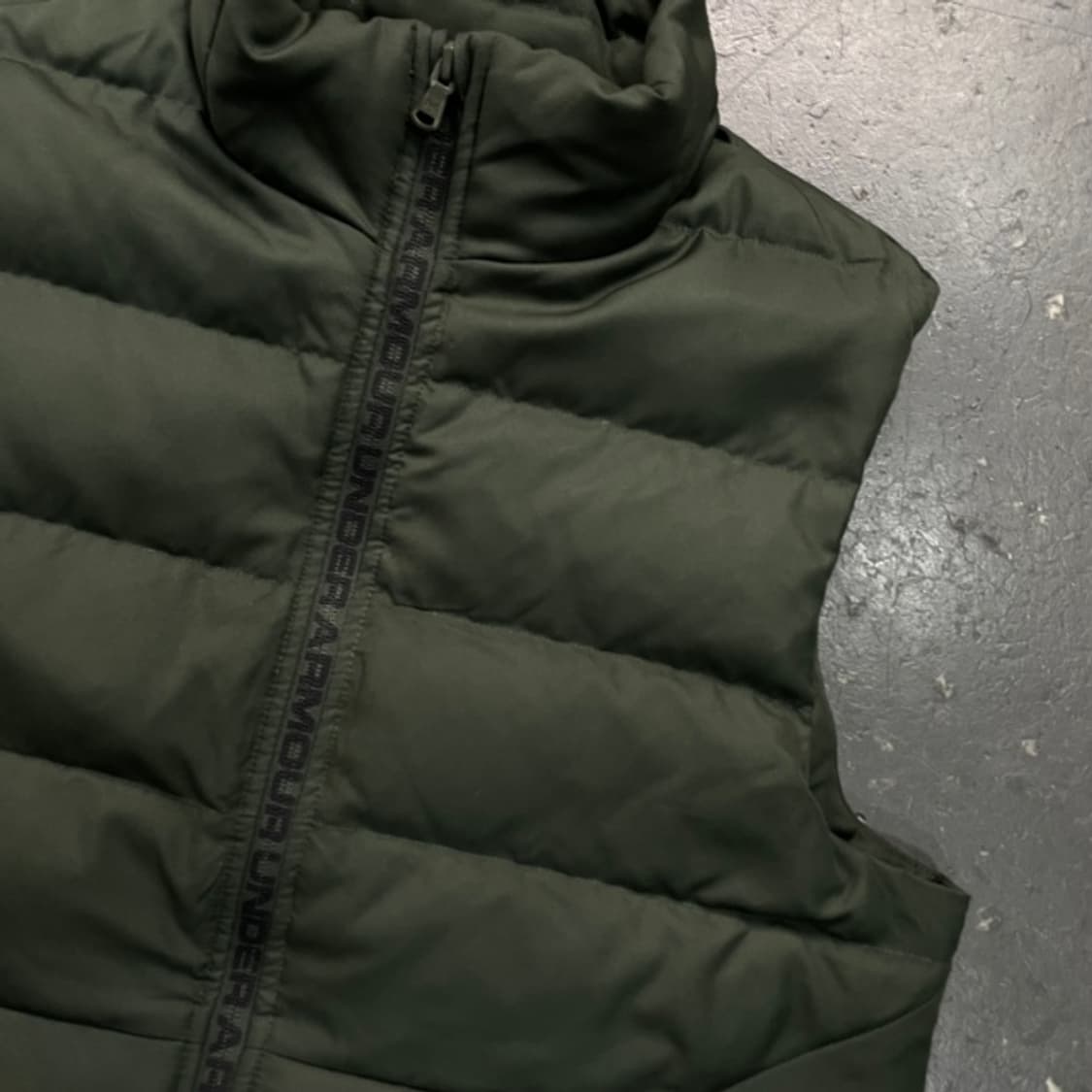 95 언더아머 패딩조끼 카키 상품이미지2