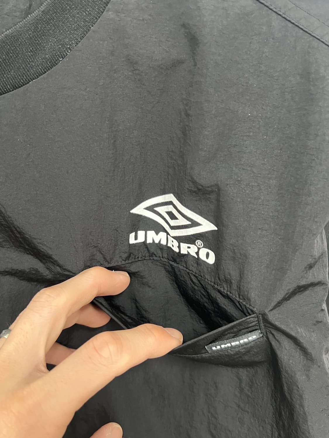엄브로 빅로고 포켓 나일론 오버핏 반팔 티셔츠 상품이미지3
