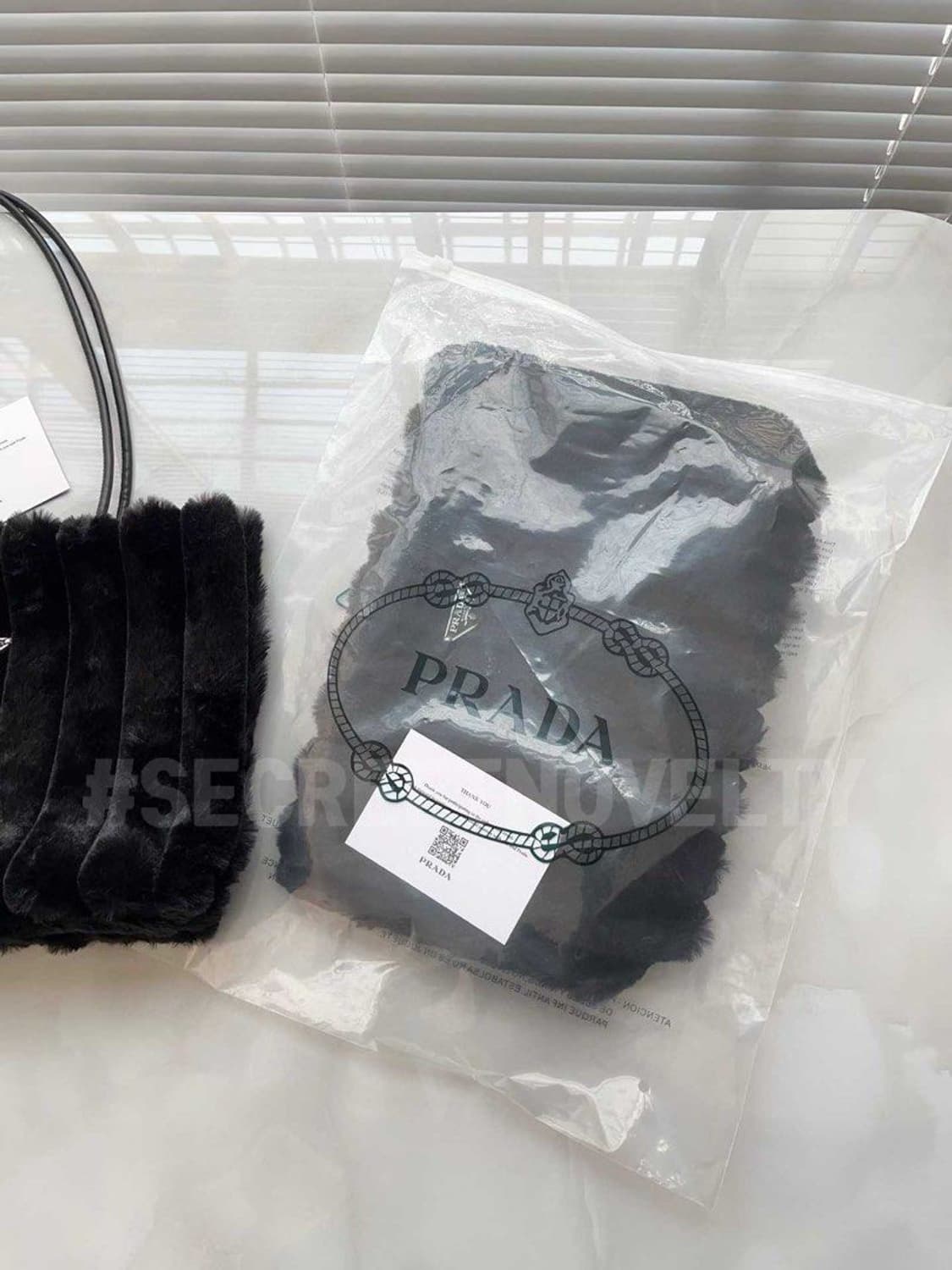 프라다뷰티 퍼 숄더백 블랙 VIP 기프트백 상품이미지9