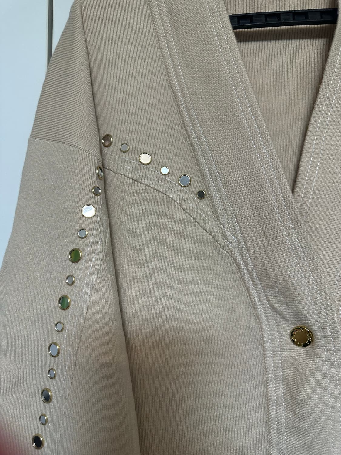 산드로 베이지 스터드 포인트 가디건 상품이미지6