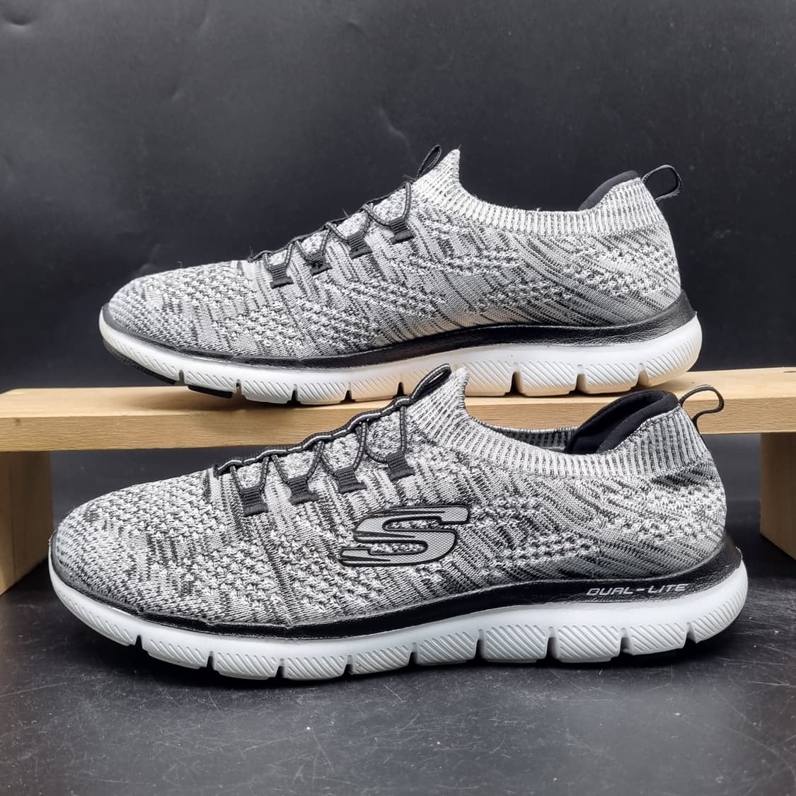 스케쳐스 듀얼라이트 니트 슬립온255 상품이미지1