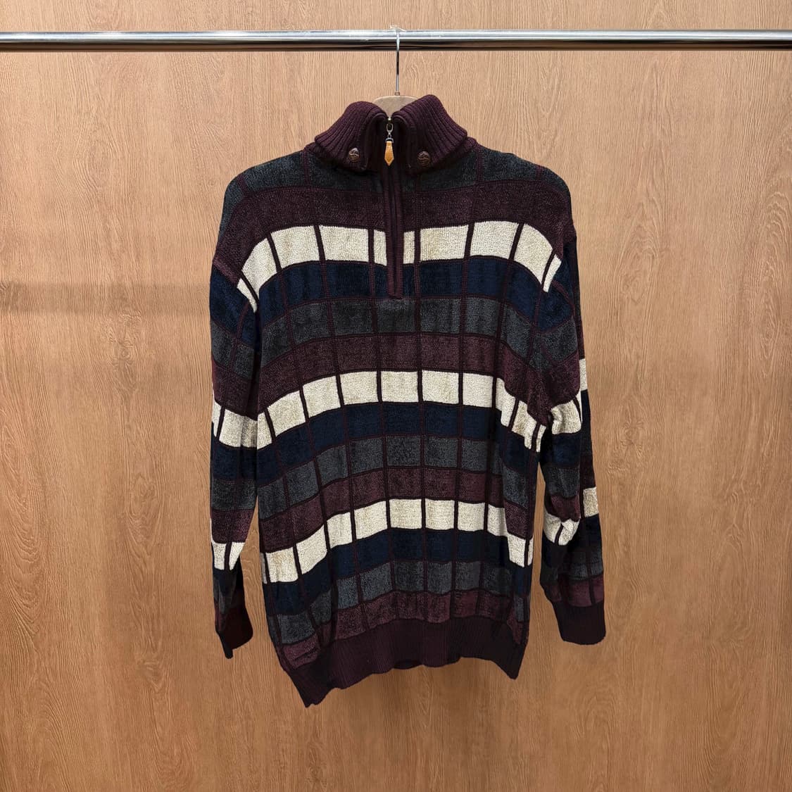 벨 잔느 하프 집업 터틀넥 긴팔 니트 클래식 체크 패턴 디테일 버건디 상품이미지2