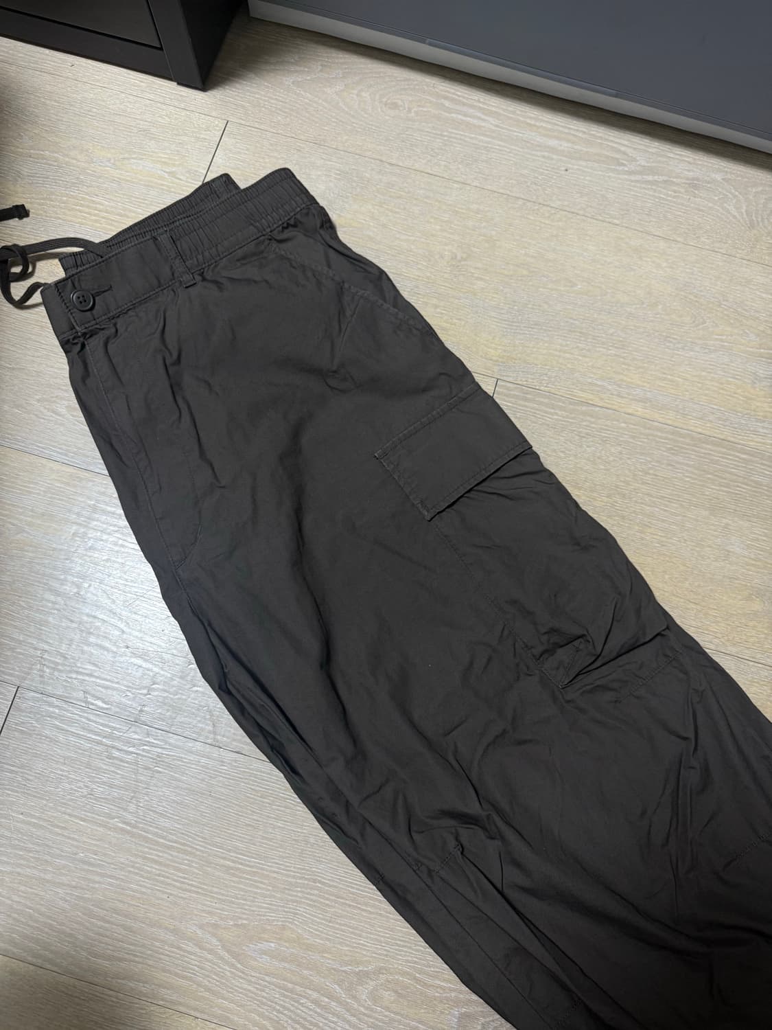 유니클로 와이드핏 카고팬츠 다크브라운 L 상품이미지2