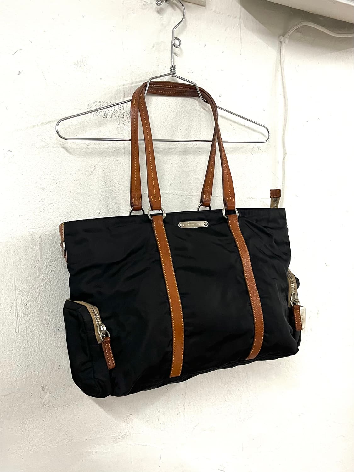 미우미우 93 아카이브 나일론 레더 숄더백 상품이미지1