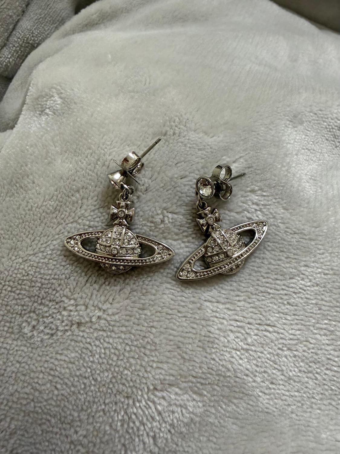 비비안 웨스트우드 미니 바스 릴리프 드롭 이어링 실버 귀걸이 상품이미지2