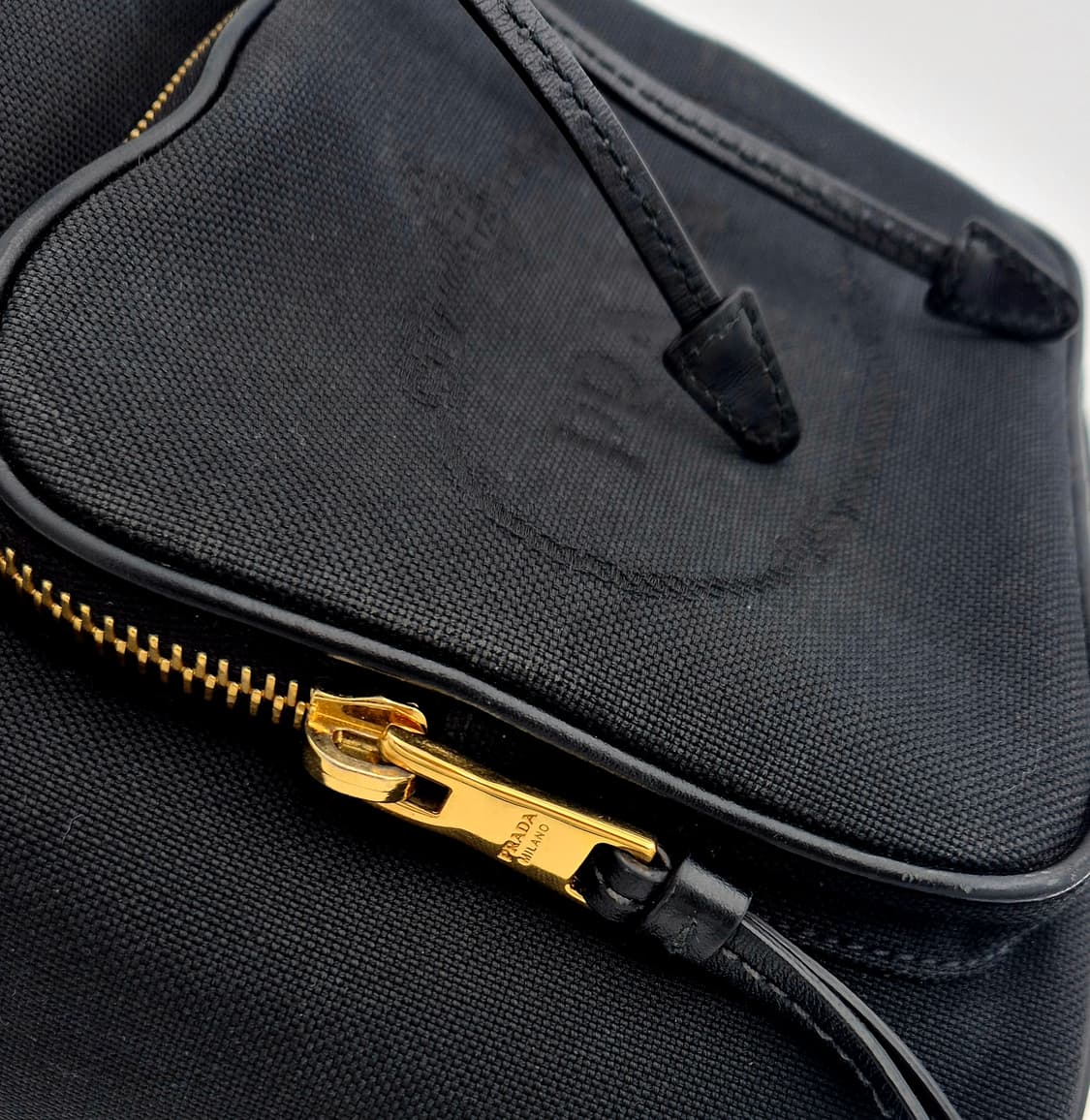 프라다 듀엣 자카드 캔버스
버킷백 겸 숄더백

전면 프라다 로고 프린팅  상품이미지7