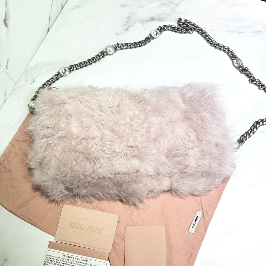 [A+ 정품] 미우미우 양털 퍼 크리스탈 체인 크로스백 상품이미지2