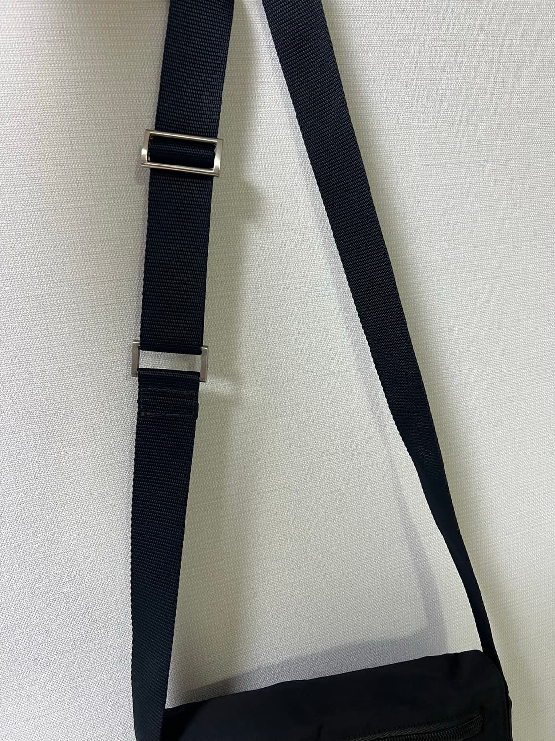 프라다 나일론 원버클 크로스백 상품이미지8