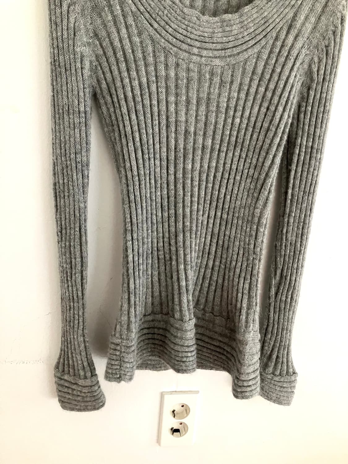 그레이 유니크 넥 슬림 니트 상품이미지4