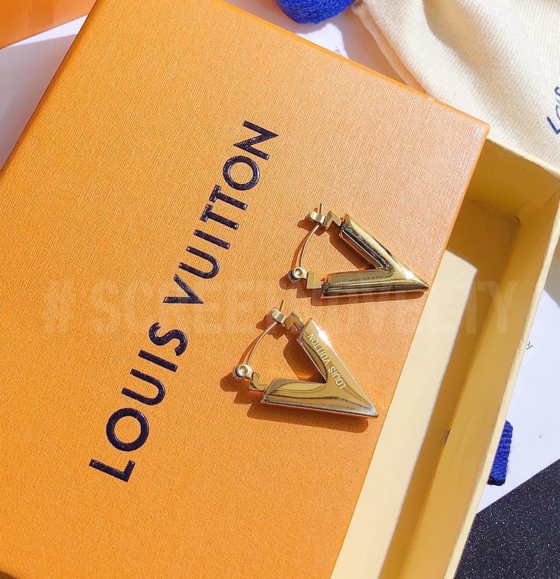 루이비통 V 브이 골드 이어링 귀걸이 풀박스 상품이미지4