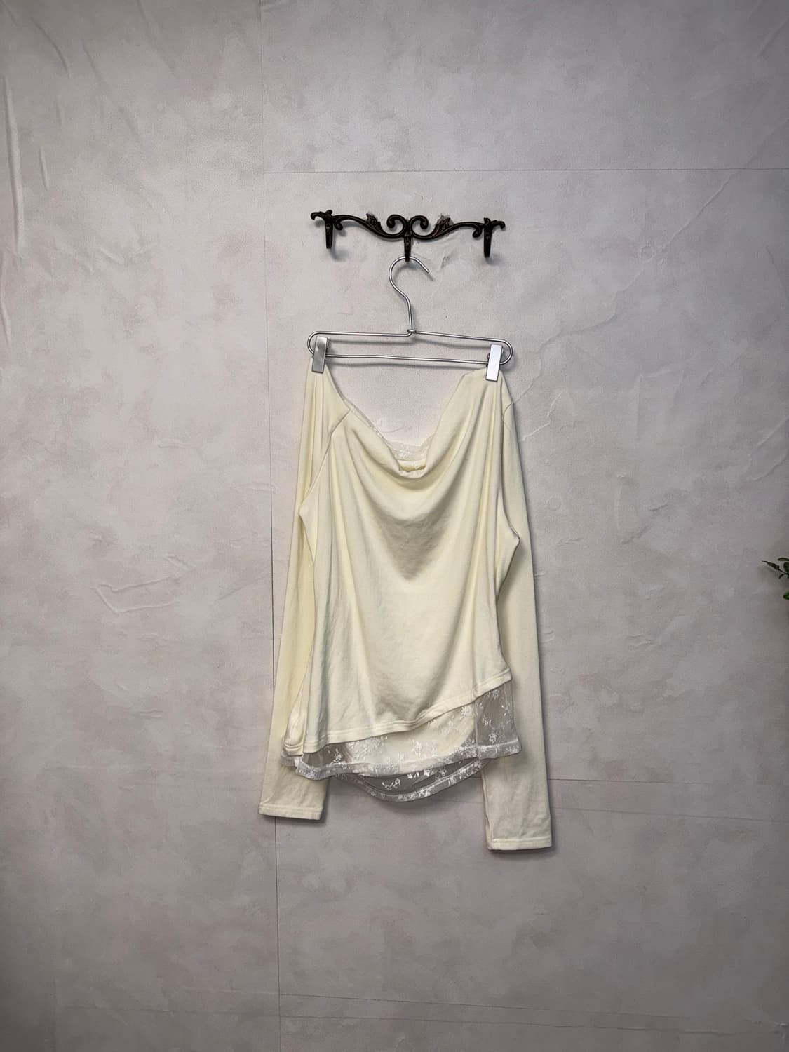 Ivory lace layered shirring 언발 오프숄더 티 상품이미지6